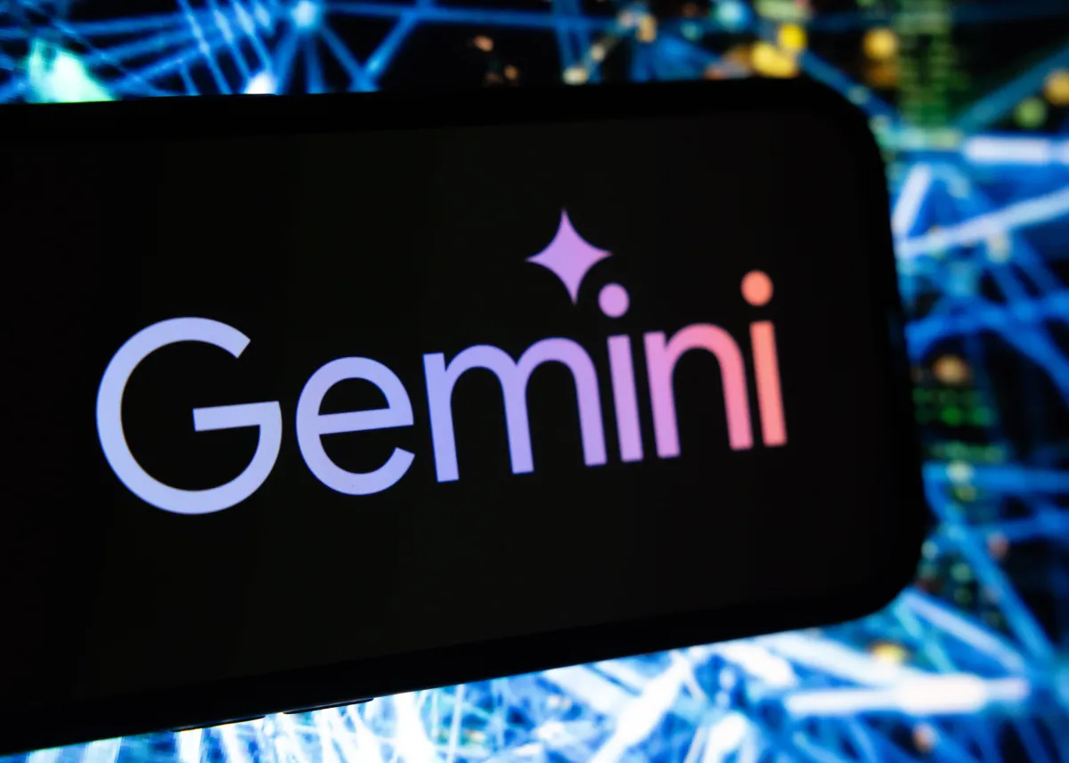 谷歌公司在周三的一篇博客文章中表示，其 Gemini 聊天机器人应用程序现在可以让您修改人工智能生成的图像以及从手机或电脑上传的图像。Gemini 的原生图像编辑功能将于今日逐步推出。该服务将在未来几周内扩展至大多数国家/地区的用户，并支持超过 45 种语言。

此次发布是谷歌今年3月在其AI Studio平台上试行的AI图像编辑模型的延续，该模型因其能够去除任何图像上的水印而备受争议，并因此走红。与ChatGPT最近升级的图像编辑工具类似，Gemini新推出的原生图像编辑器理论上可以比独立的AI图像生成器获得更好的效果。

Gemini 现在提供“多步骤”编辑流程，通过整合文本和图像，为每个提示提供公司所描述的“更丰富、更情境化”的响应。您可以在 Gemini 中更改图像背景、替换对象、添加元素等等。

Google Gemini 图像编辑
使用 Gemini 编辑图像。
图片来源：谷歌
谷歌在一篇博客文章中解释道：“例如，你可以上传一张个人照片，Gemini 会生成一张你不同发色下的样子。” “或者，你可以让 Gemini 创作一个关于龙的睡前故事的初稿，并提供与故事相配的图片。”

如果这听起来像存在深度伪造的风险，那也情有可原。为了缓解担忧，谷歌表示，使用 Gemini 原生图像生成功能创建或编辑的图像将包含隐形水印。该公司还在“试验”在所有 Gemini 生成的图像上添加可见水印。