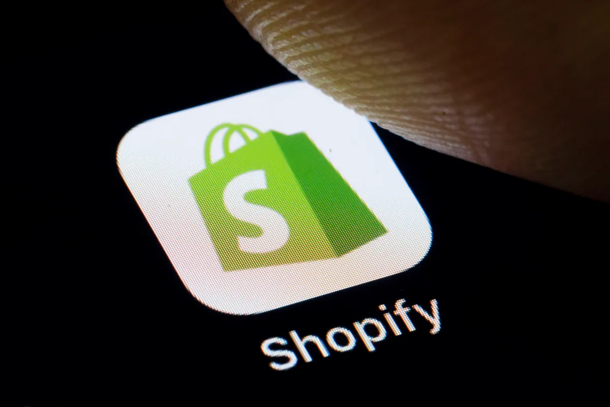 Shopify 在其最新更新中推出了一款由 AI 驱动的商店构建器